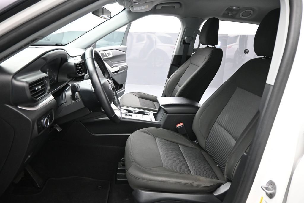 Certified 2024 Ford Explorer XLT RWD image 9