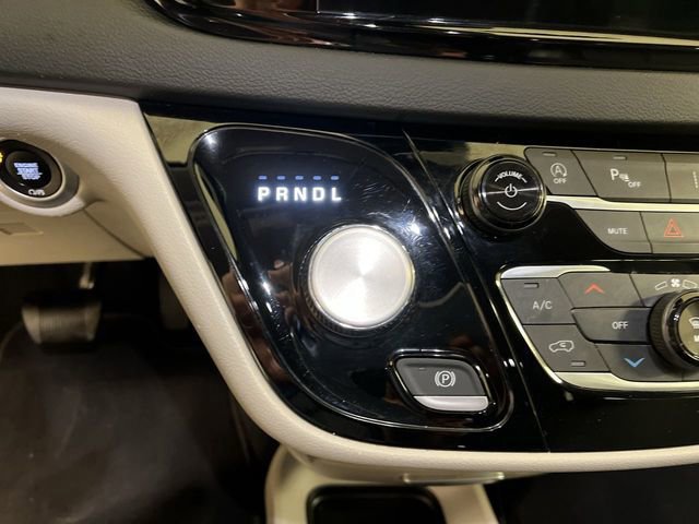 Used 2023 Chrysler Pacifica Touring-L image 13