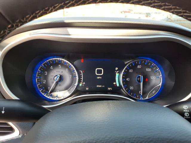 Used 2025 Chrysler Pacifica Select FWD image 11