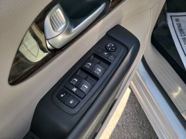 Used 2024 Chrysler Pacifica Limited FWD image 11