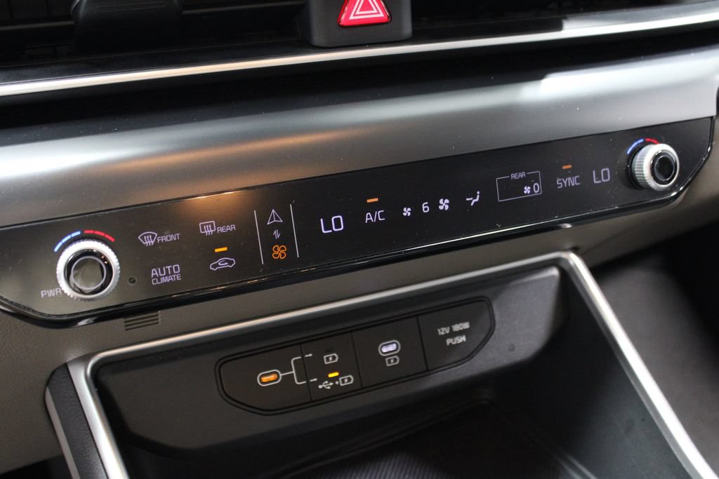 Used 2025 Kia Carnival FWD image 31