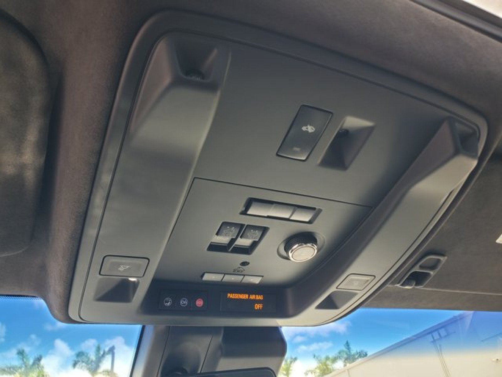 Used 2018 Cadillac Escalade Platinum RWD image 25
