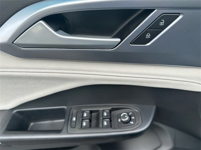 Used 2025 Volkswagen Taos SE image 14