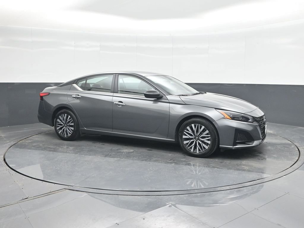 Used 2025 Nissan Altima 2.5 SV FWD image 10