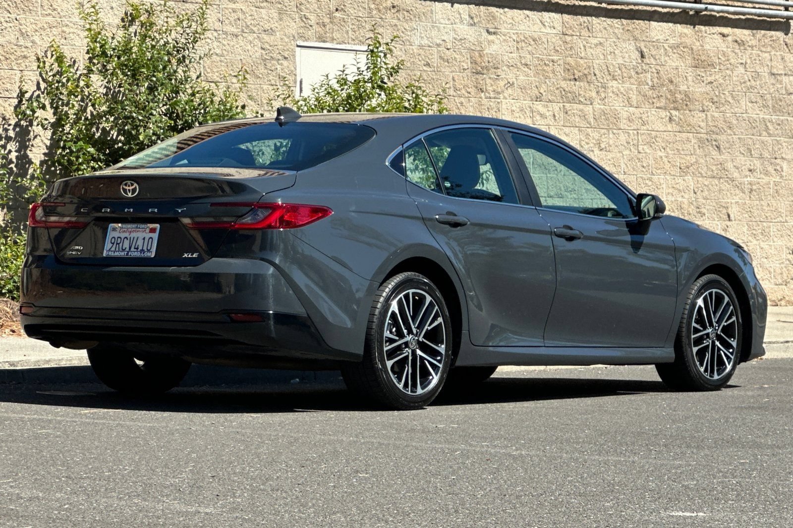 Used 2025 Toyota Camry XLE AWD/4WD image 3