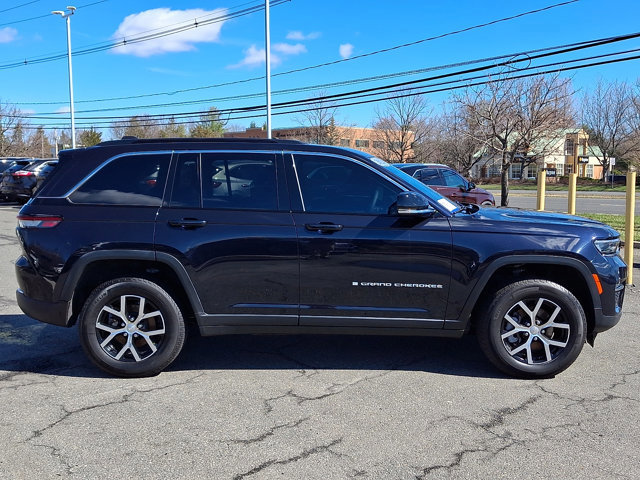 Used 2024 Jeep Grand Cherokee Limited image 3