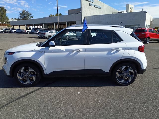 Used 2025 Hyundai Venue SEL FWD image 2