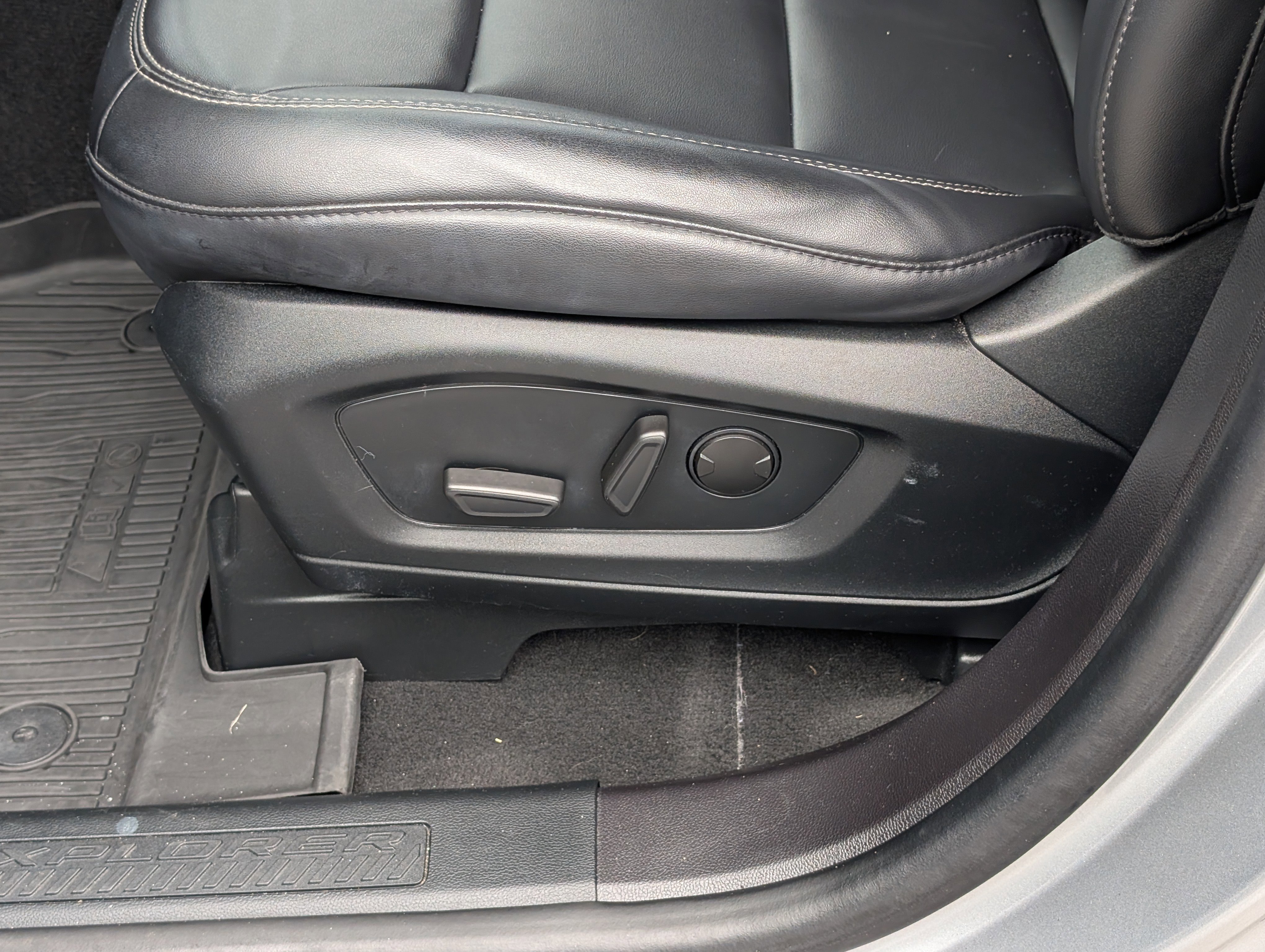 Certified 2022 Ford Explorer XLT w/ Equipment Group 202A image 24