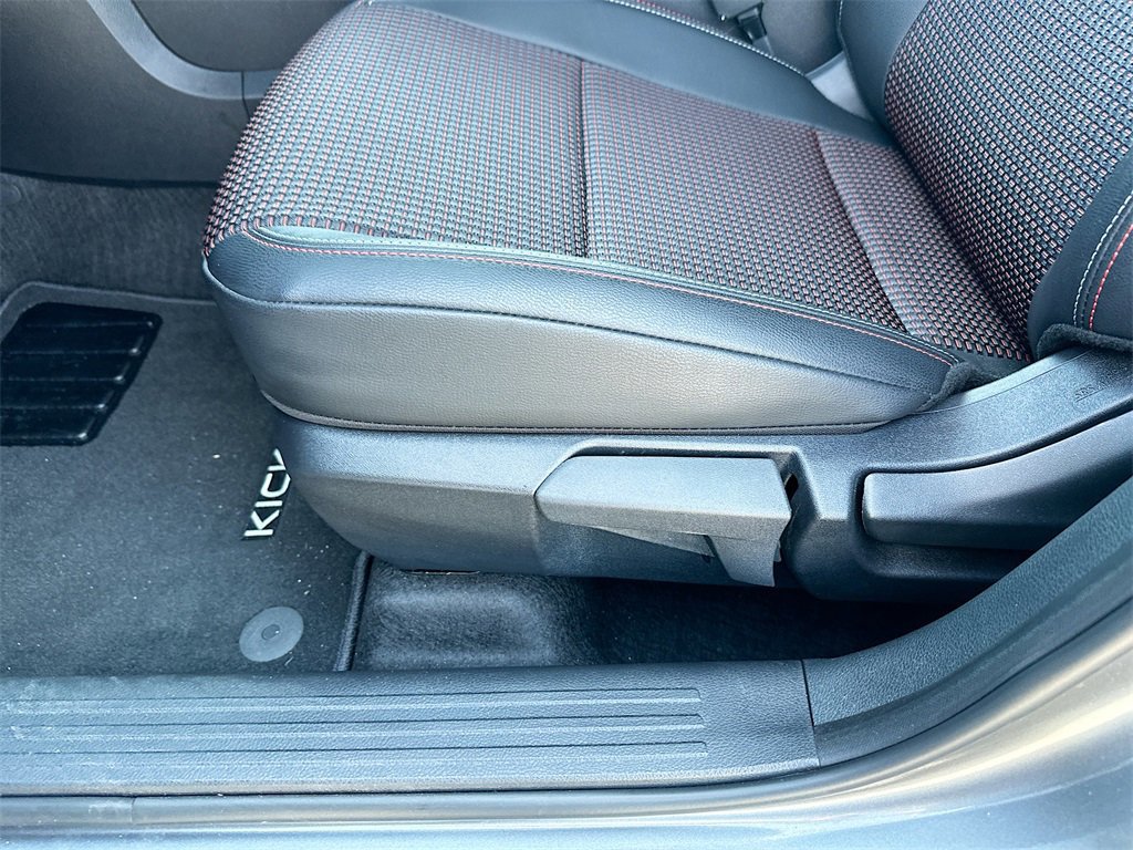 Used 2025 Nissan Kicks SR image 10