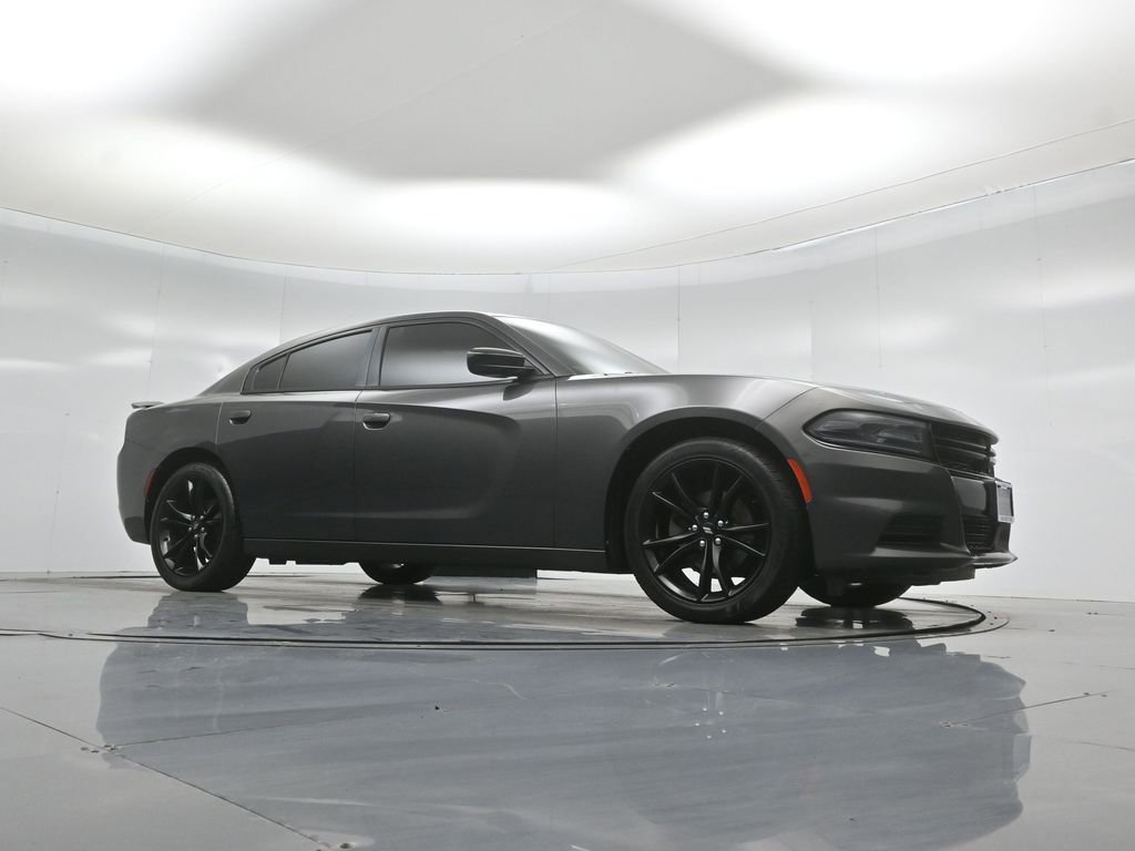 Used 2017 Dodge Charger SE w/ Blacktop Package RWD image 4