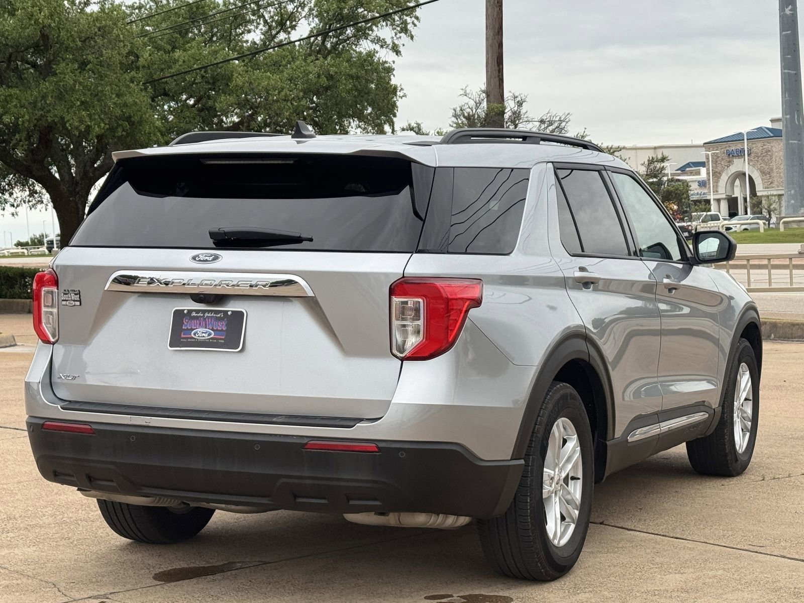 Certified 2023 Ford Explorer XLT RWD image 4