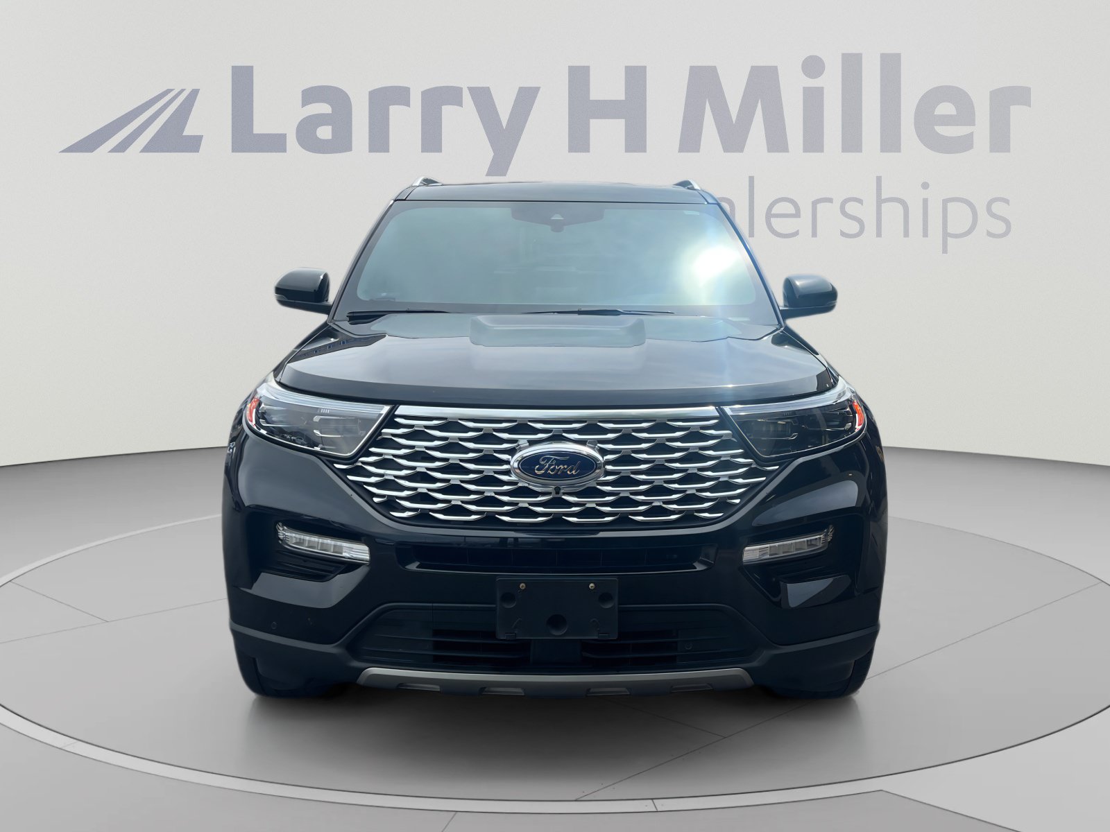 Certified 2023 Ford Explorer Platinum w/ Technology Package AWD/4WD image 8