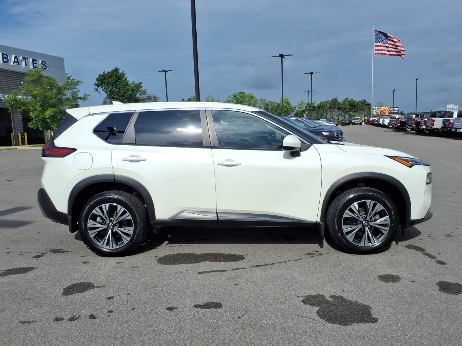 Used 2023 Nissan Rogue SV AWD/4WD image 2