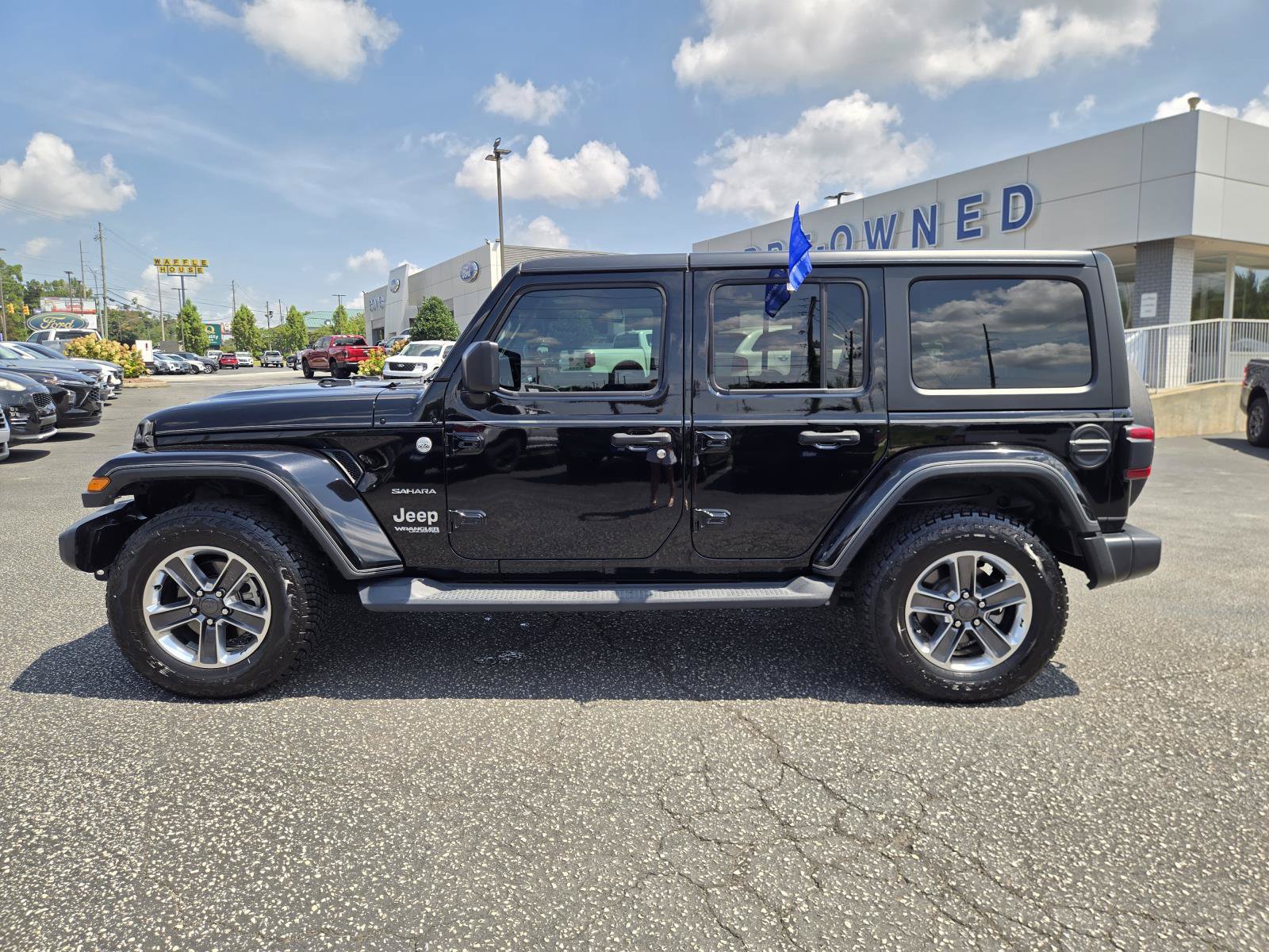 Used 2019 Jeep Wrangler Unlimited Sahara AWD/4WD image 13