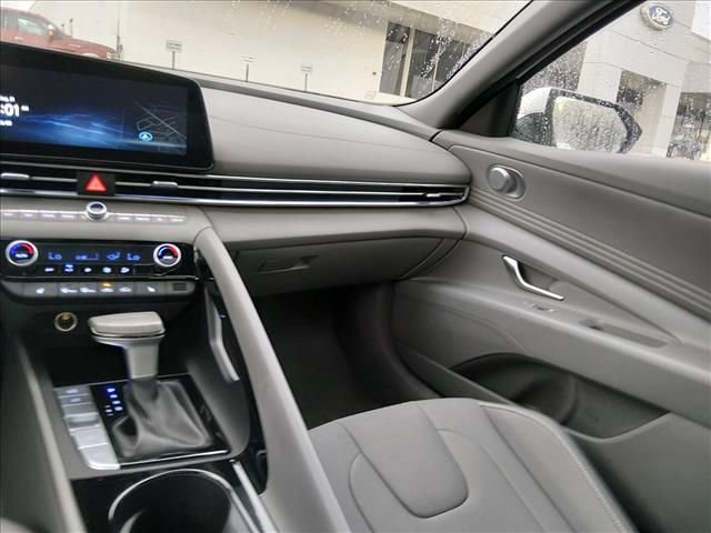 Used 2025 Hyundai Elantra SEL FWD image 12