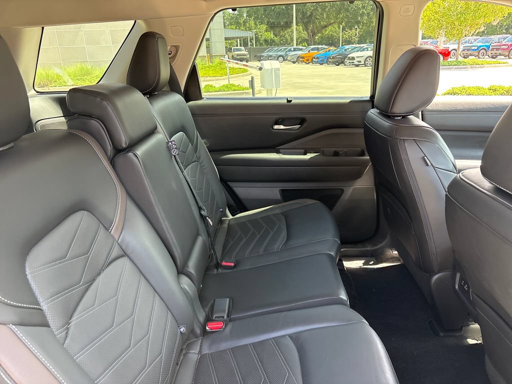 Used 2024 Nissan Pathfinder Platinum w/ Black Appearance Package FWD image 30