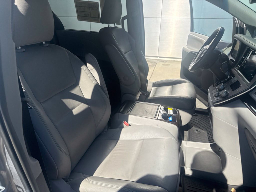 Used 2017 Toyota Sienna Limited FWD image 36