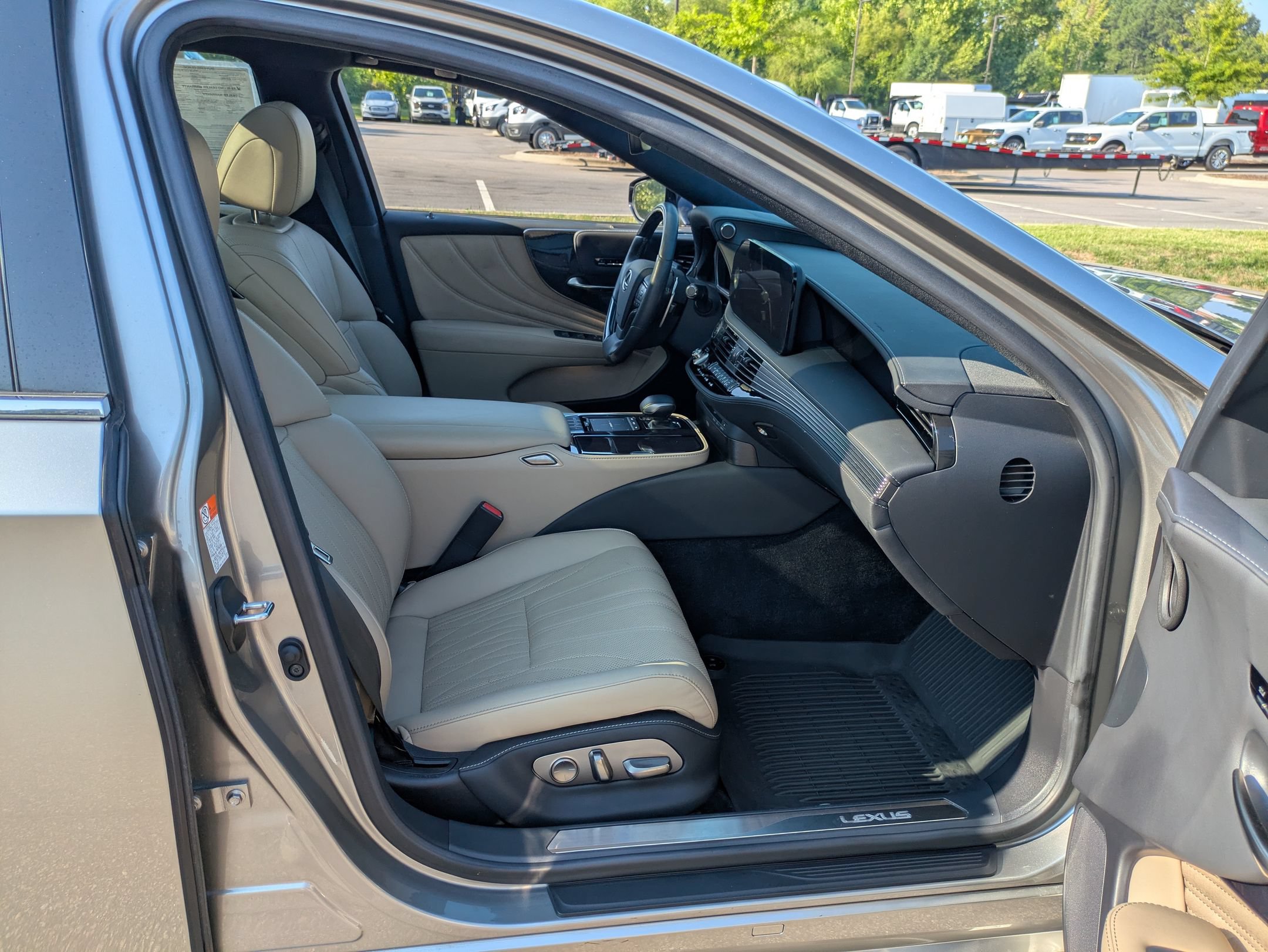 Used 2022 Lexus LS 500 w/ Interior Upgrade Package RWD image 37