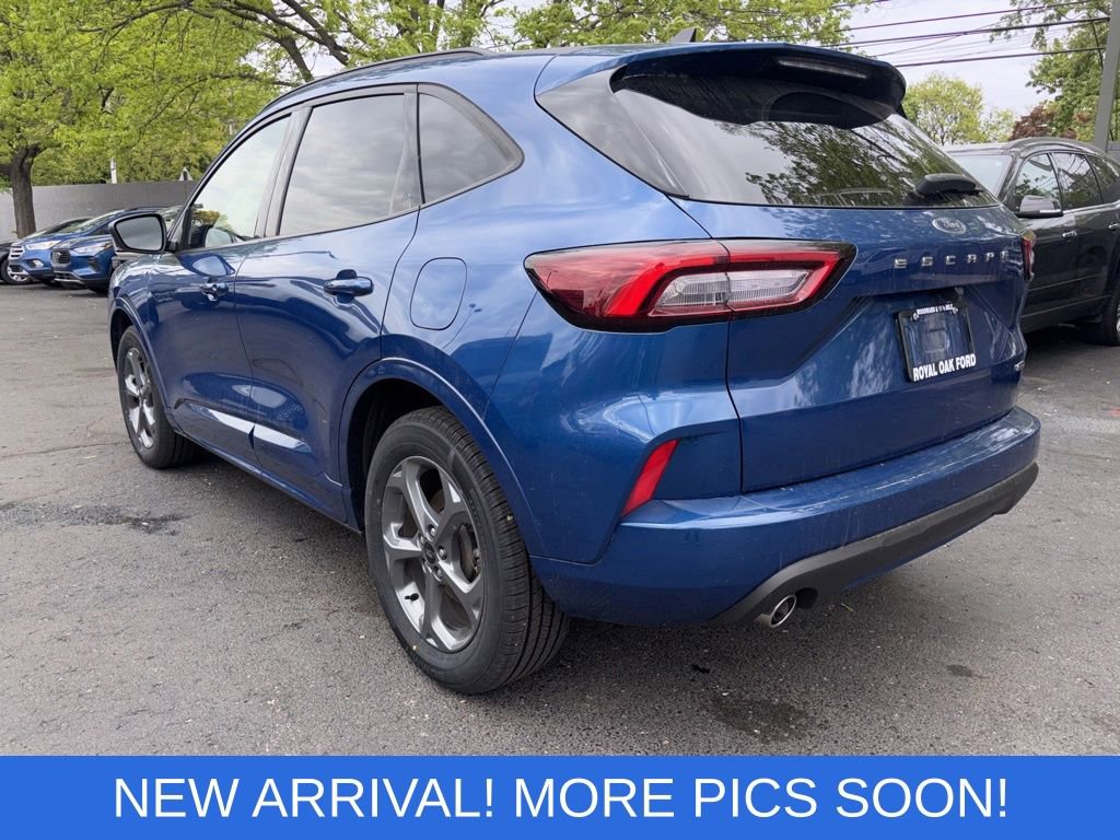 Certified 2023 Ford Escape ST-Line Select AWD/4WD image 3
