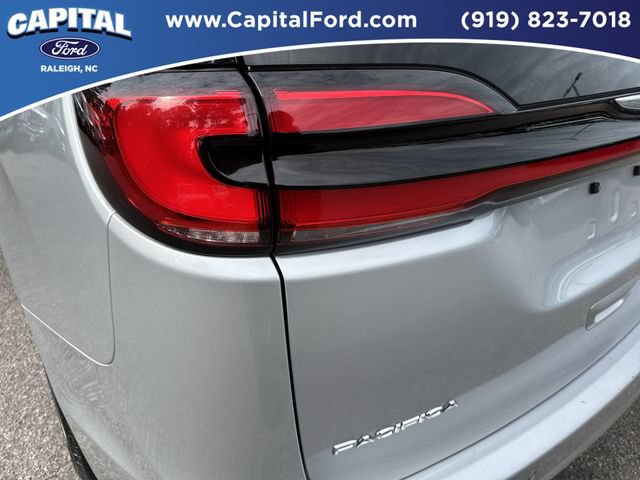 Used 2024 Chrysler Pacifica Touring-L FWD image 15