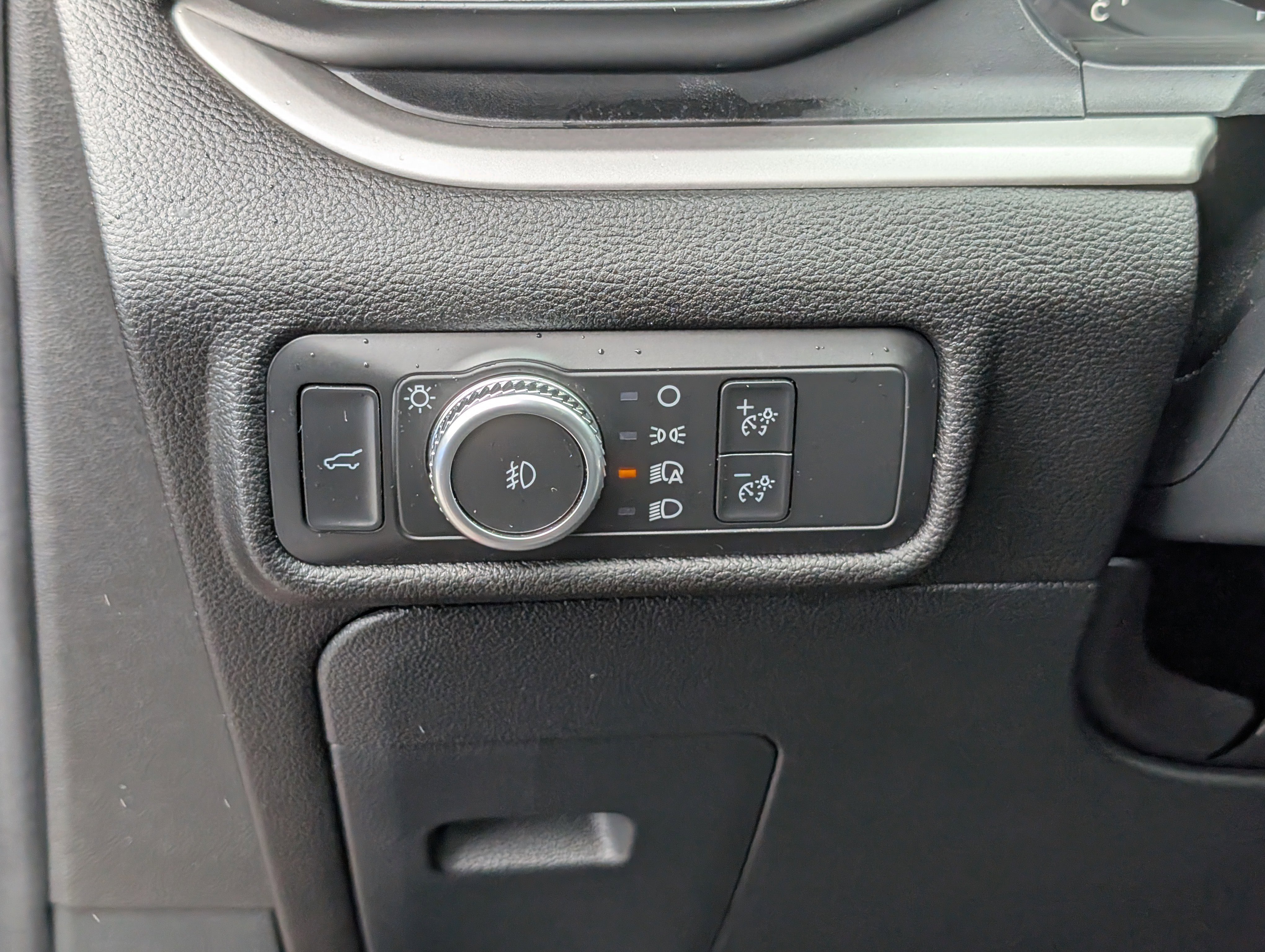 Certified 2022 Ford Explorer XLT w/ Equipment Group 202A image 27