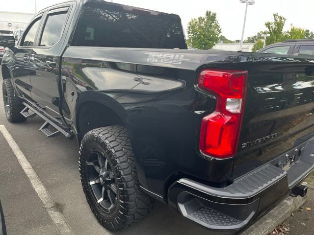 Used 2025 Chevrolet Silverado 1500 LT Trail Boss w/ Dark Appearance Package AWD/4WD image 4