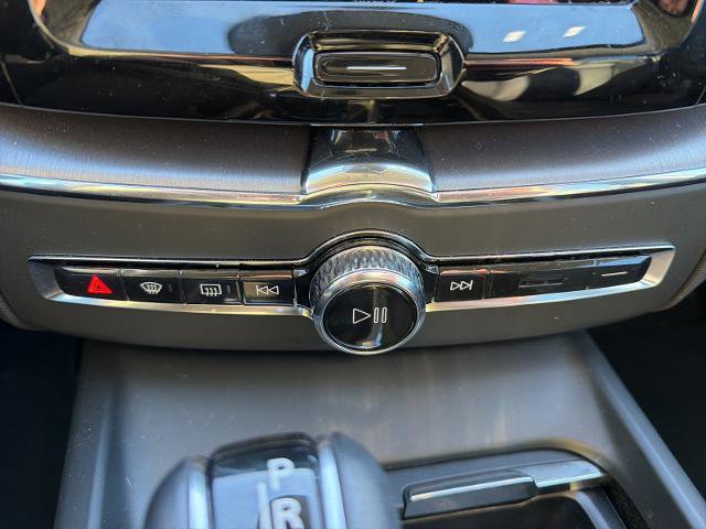 Used 2021 Volvo XC60 T5 Momentum w/ Premium Package image 16