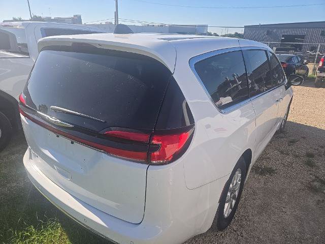 Used 2025 Chrysler Pacifica Select FWD image 3