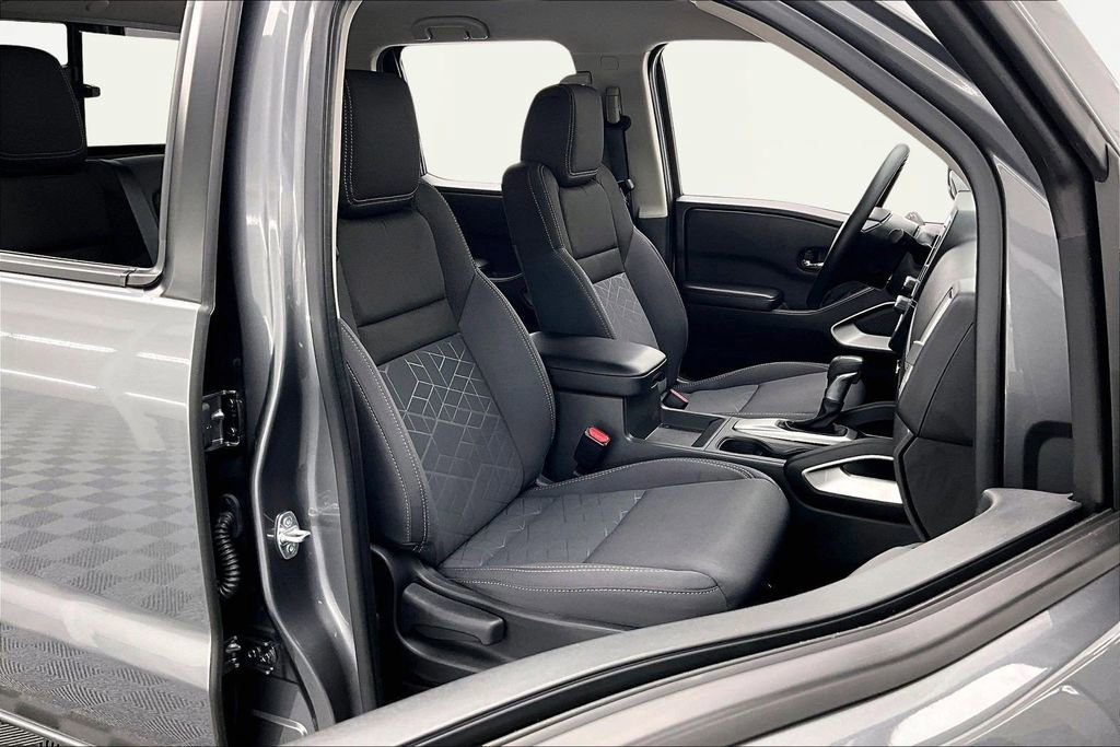 Used 2025 Nissan Frontier SV image 9