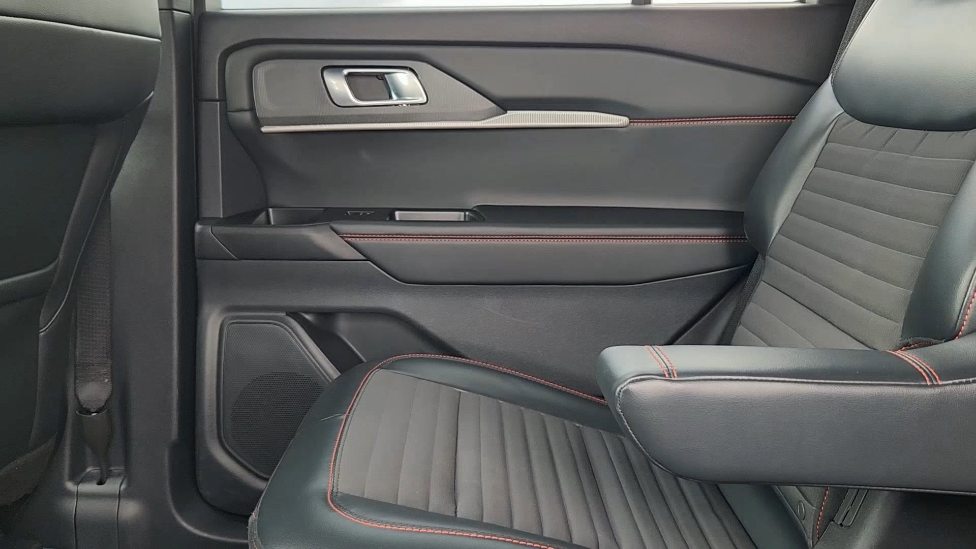 Certified 2025 Ford Explorer ST-Line image 16