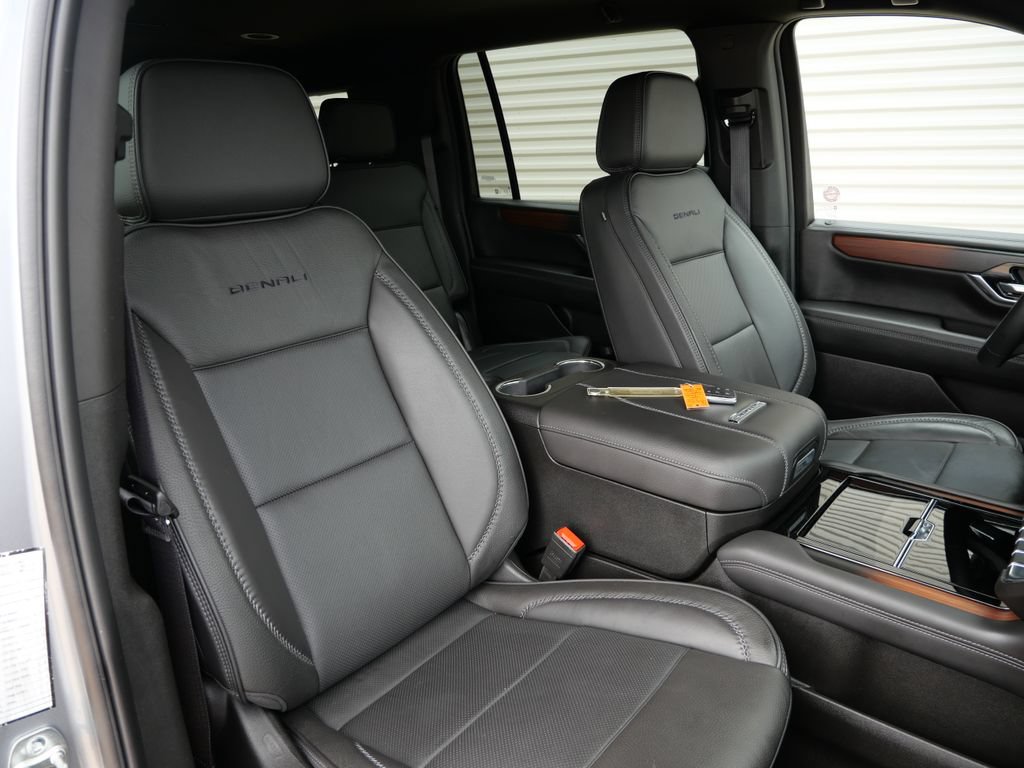 Used 2025 GMC Yukon XL Denali AWD/4WD image 27