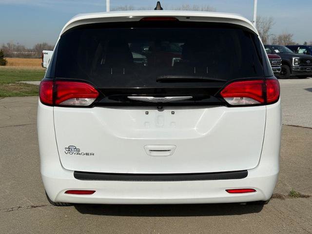 Used 2022 Chrysler Voyager LX image 4