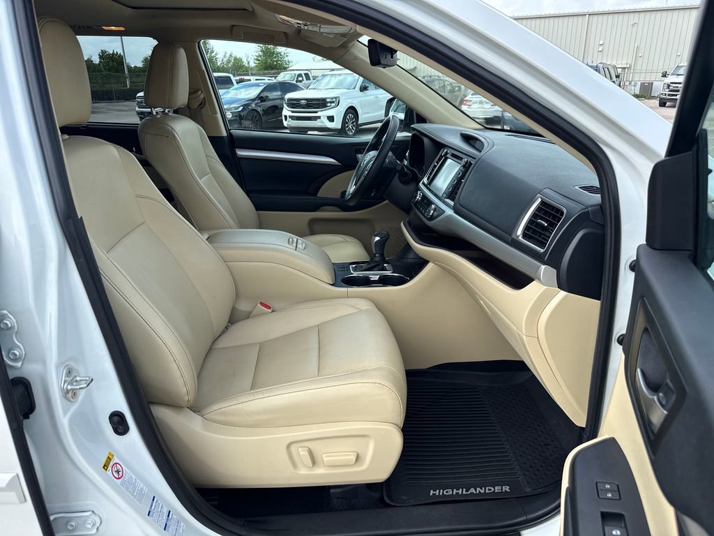 Used 2019 Toyota Highlander XLE AWD/4WD image 27
