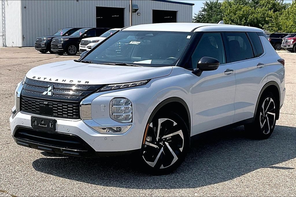 Used 2023 Mitsubishi Outlander SE AWD/4WD image 2