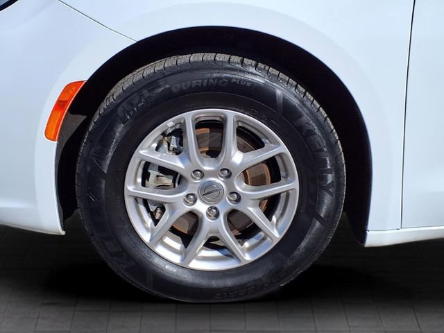 Used 2024 Chrysler Pacifica Touring-L image 9
