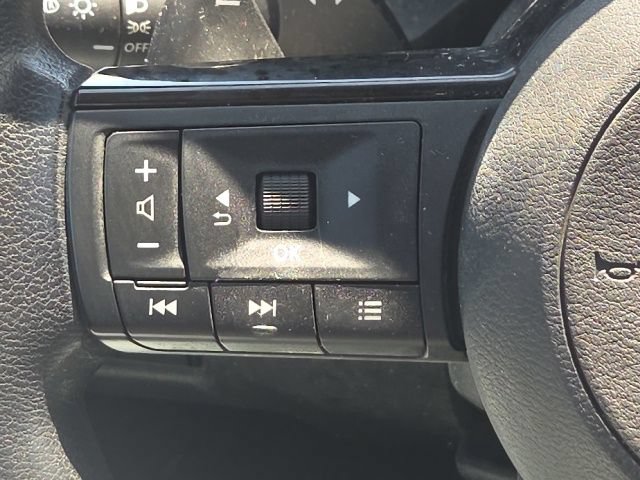 Used 2023 Nissan Rogue SV FWD image 34
