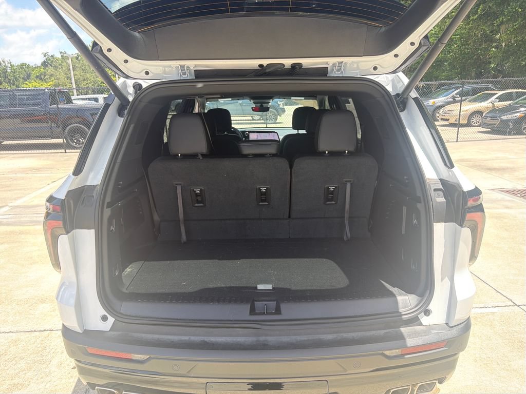Used 2026 Chevrolet Traverse LT w/ Midnight/Sport Edition FWD image 32