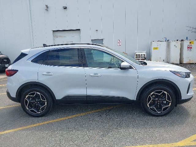 Certified 2025 Ford Escape Platinum w/ Class II Trailer Tow Package AWD/4WD image 9