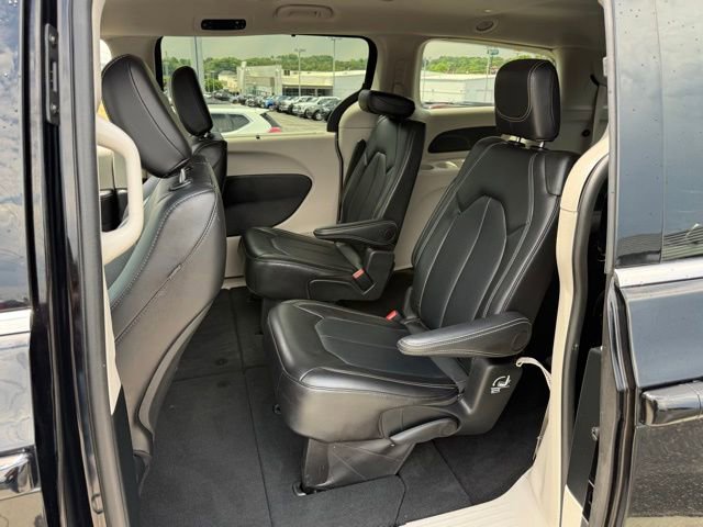 Used 2024 Chrysler Pacifica Touring-L FWD image 32