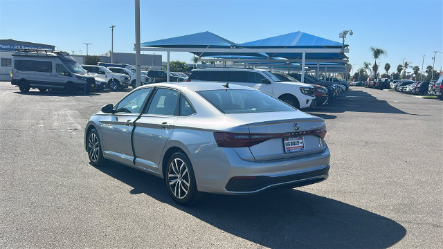 Used 2025 Volkswagen Jetta SE FWD image 5