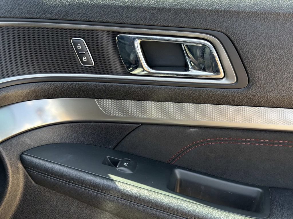 Certified 2019 Ford Explorer XLT w/ Equipment Group 202A FWD image 18