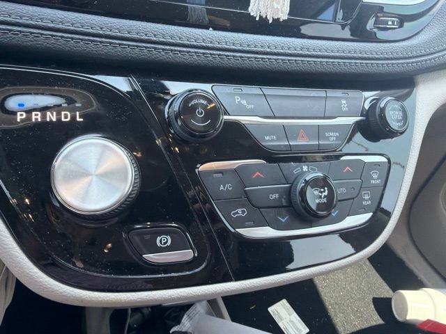 Used 2020 Chrysler Pacifica Limited FWD image 47