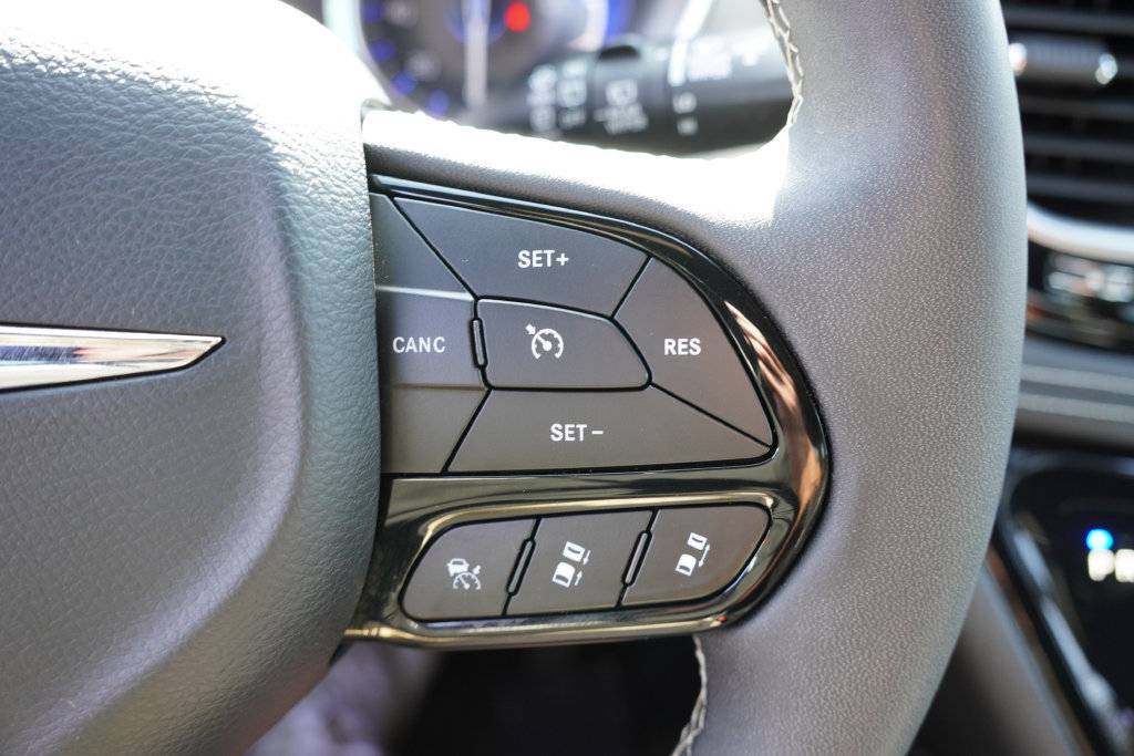 Used 2025 Chrysler Pacifica Limited FWD image 31