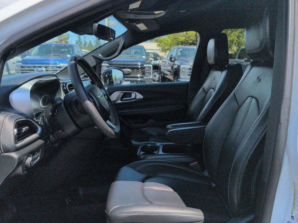 Used 2024 Chrysler Pacifica Limited FWD image 12