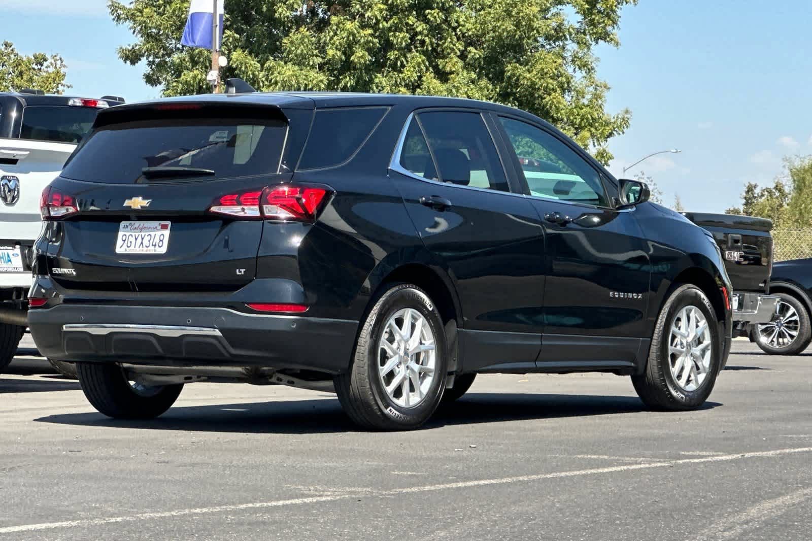Used 2023 Chevrolet Equinox LT w/ Driver Convenience Package FWD image 2