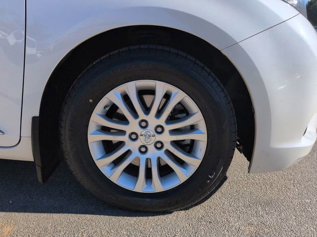 Used 2017 Toyota Sienna L image 10
