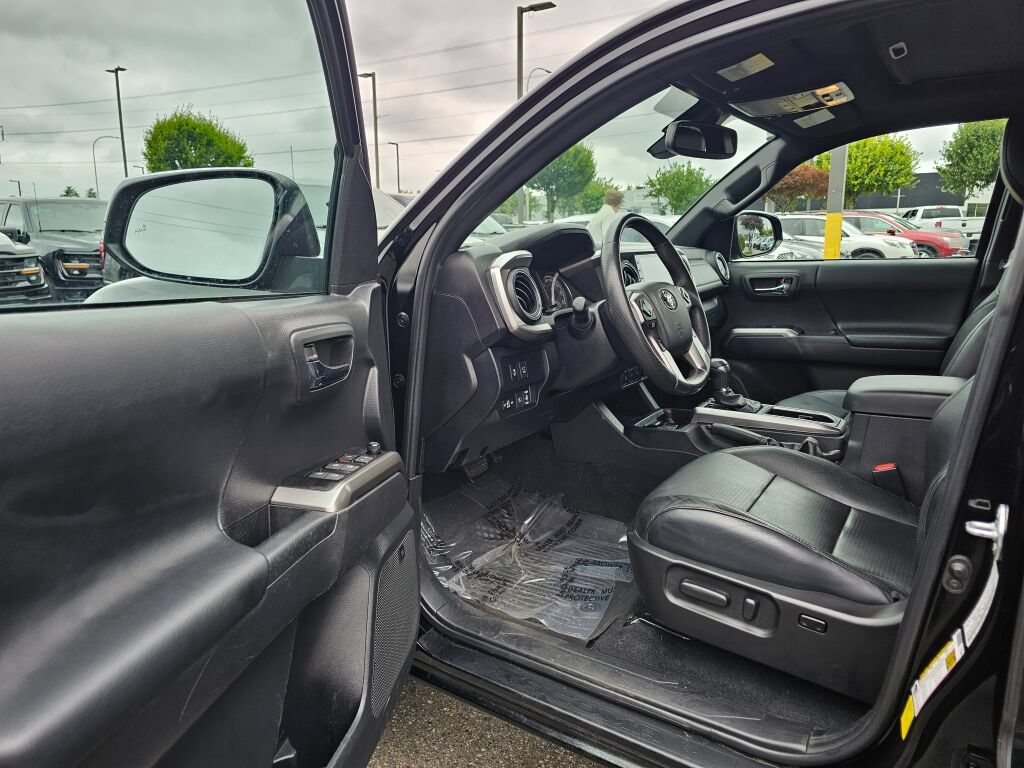Used 2023 Toyota Tacoma Limited w/ Black Out Package (TMS) AWD/4WD image 16