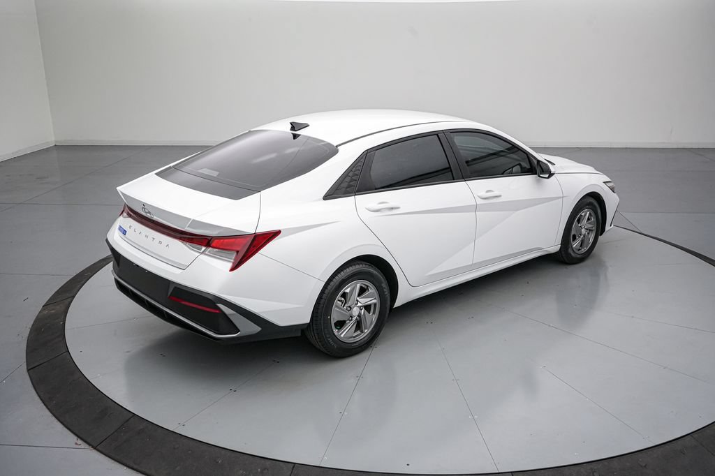 Used 2025 Hyundai Elantra SE FWD image 4