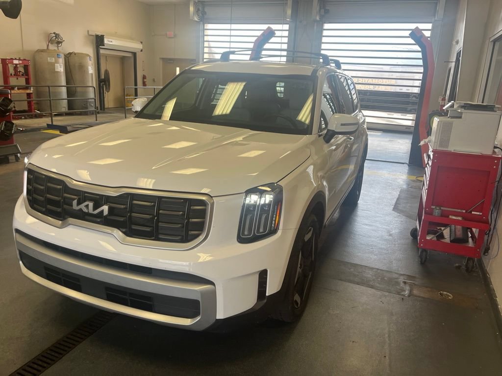 Used 2024 Kia Telluride S AWD/4WD image 2