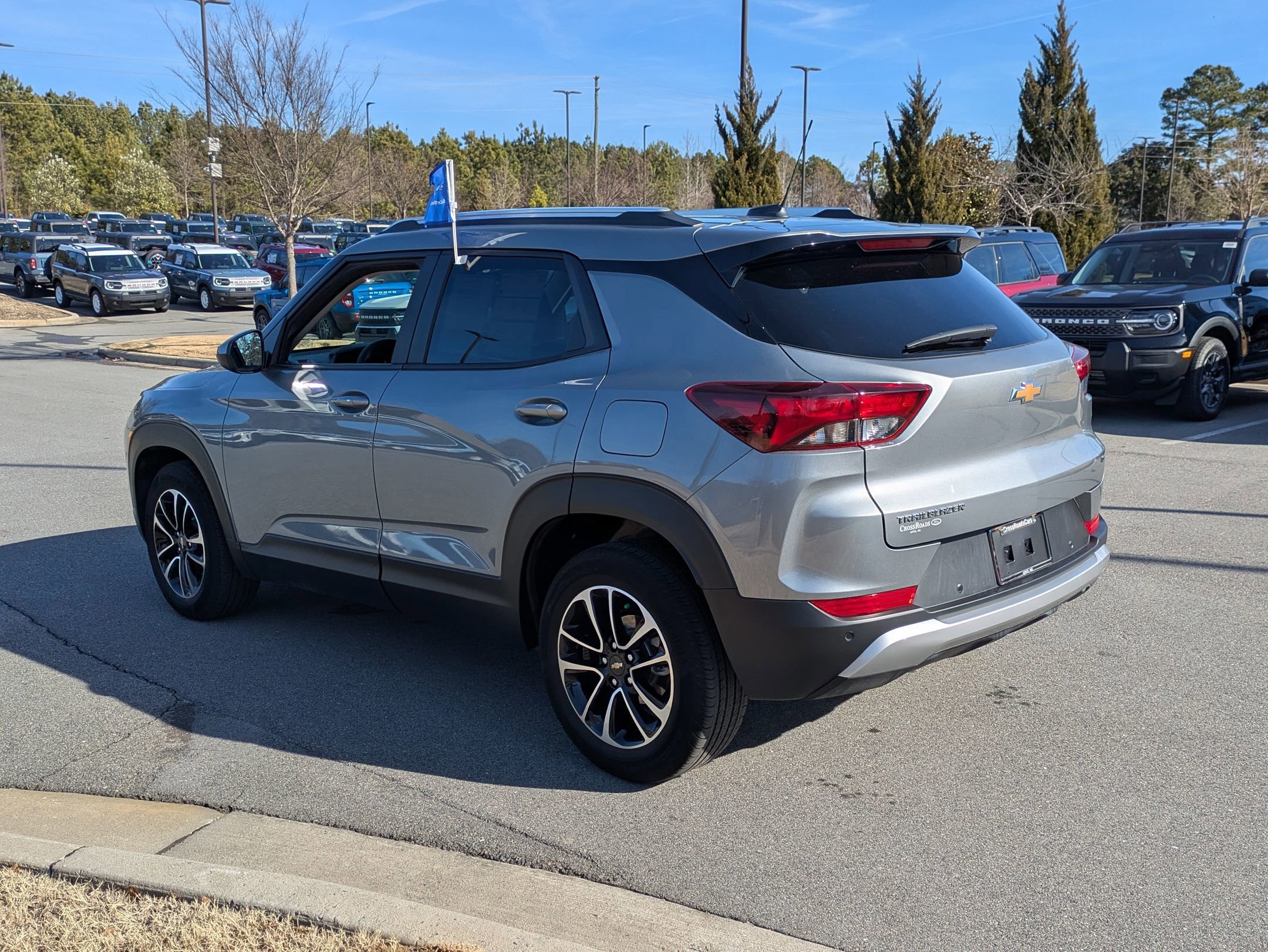 Used 2025 Chevrolet TrailBlazer LT w/ Driver Confidence Package image 3